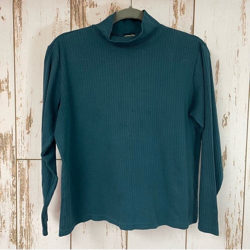 Bobbie Brooks, Ribbed Long Sleeve Shirt. Size Medium. Good used condition!